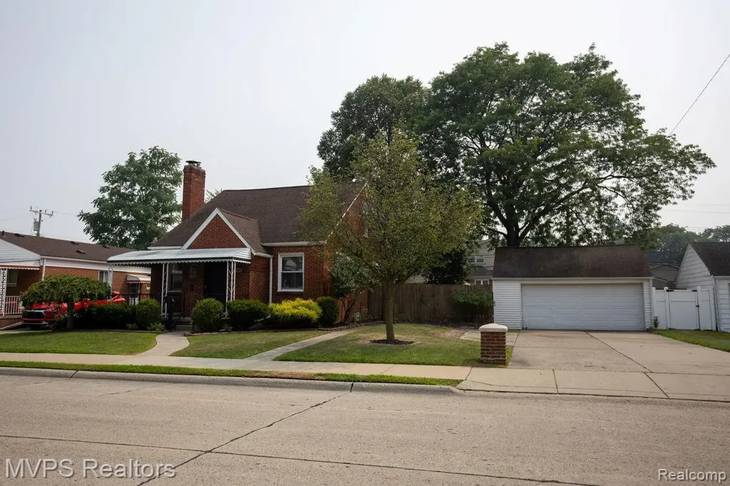 15490 Couzens Avenue Eastpointe City MI 48021