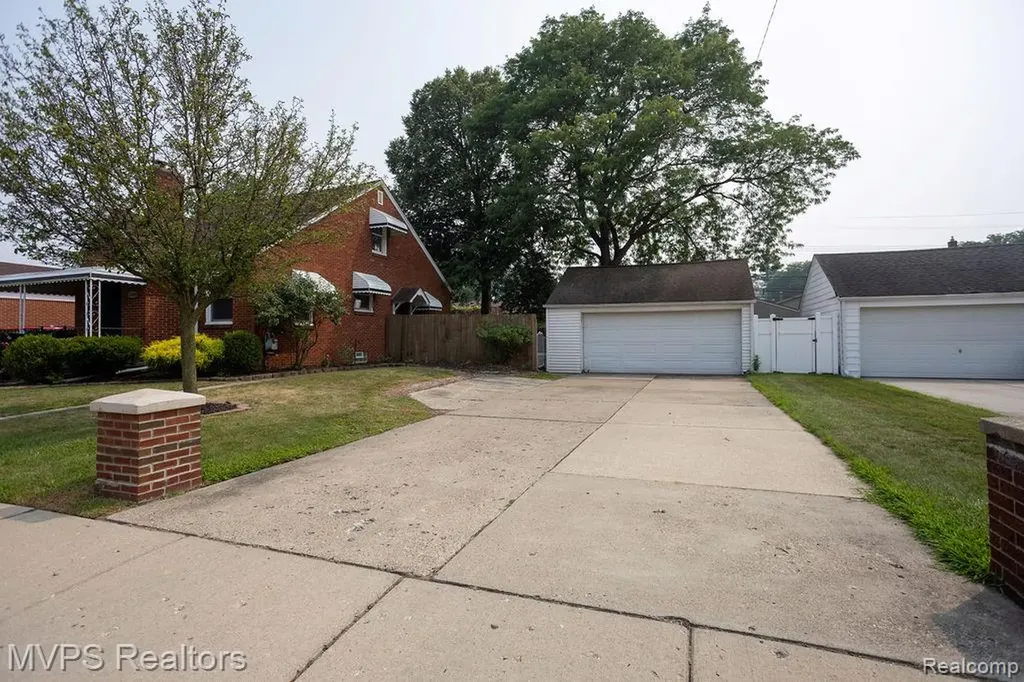 15490 Couzens Avenue Eastpointe City MI 48021