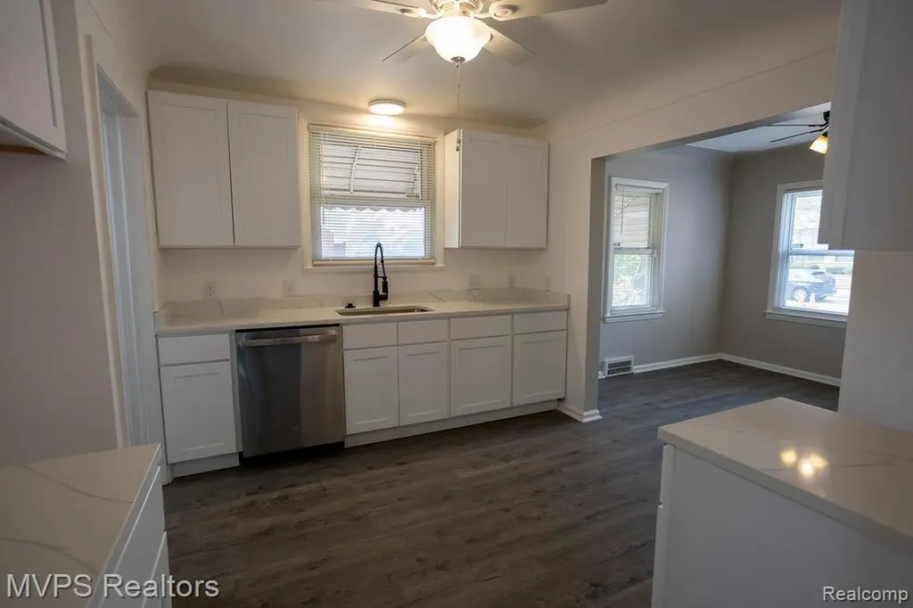 15490 Couzens Avenue Eastpointe City MI 48021