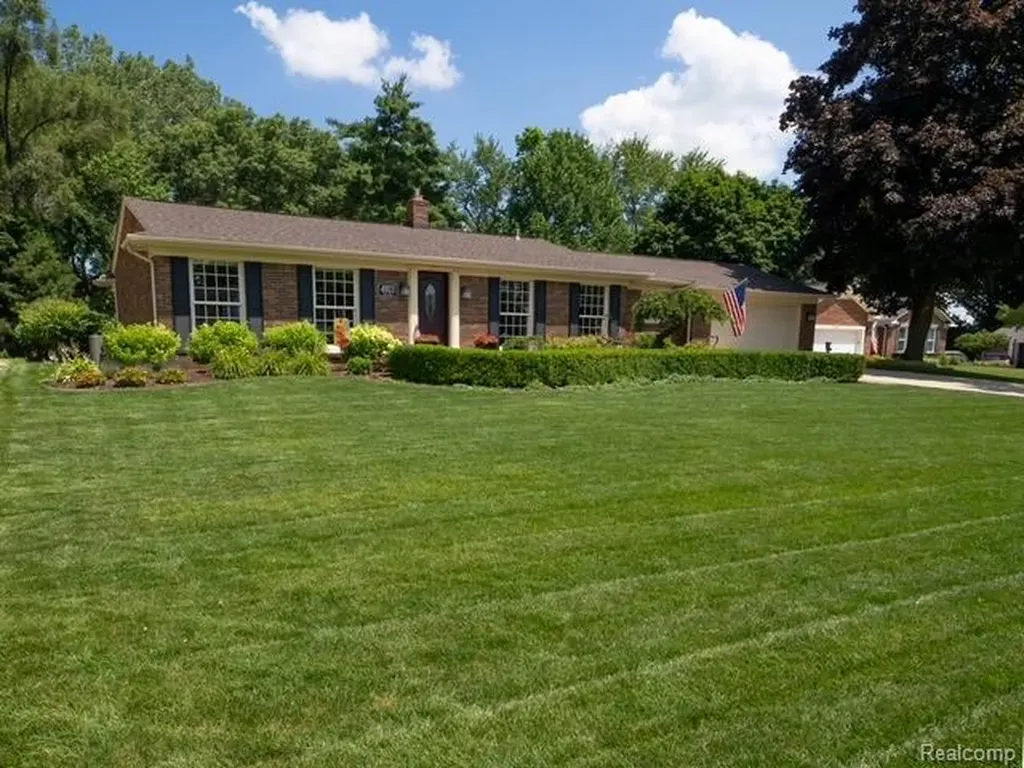 4923 Dusk Drive Shelby Charter Township MI 48316