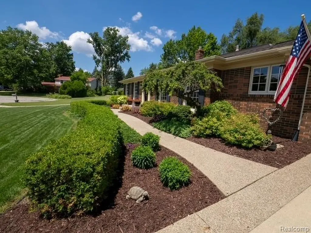 4923 Dusk Drive Shelby Charter Township MI 48316