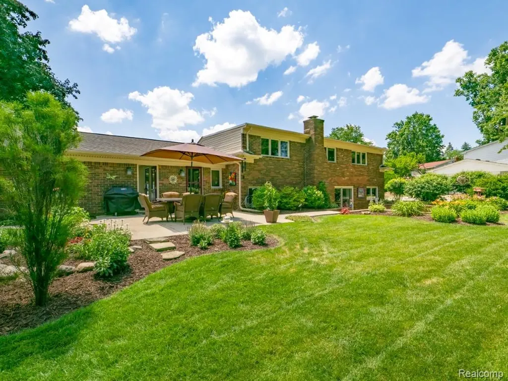 4923 Dusk Drive Shelby Charter Township MI 48316
