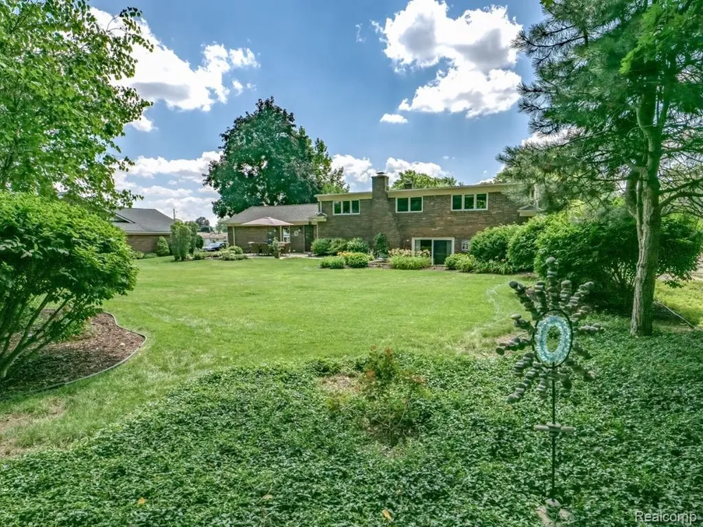 4923 Dusk Drive Shelby Charter Township MI 48316