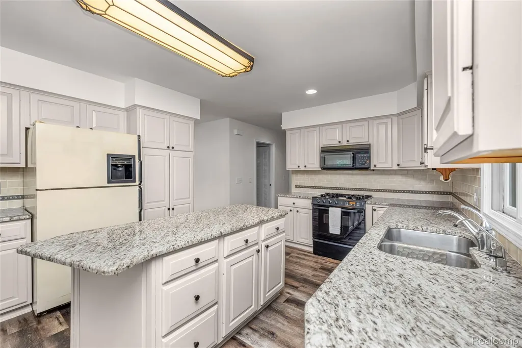 7236 Bluebill Street Algonac City MI 48001