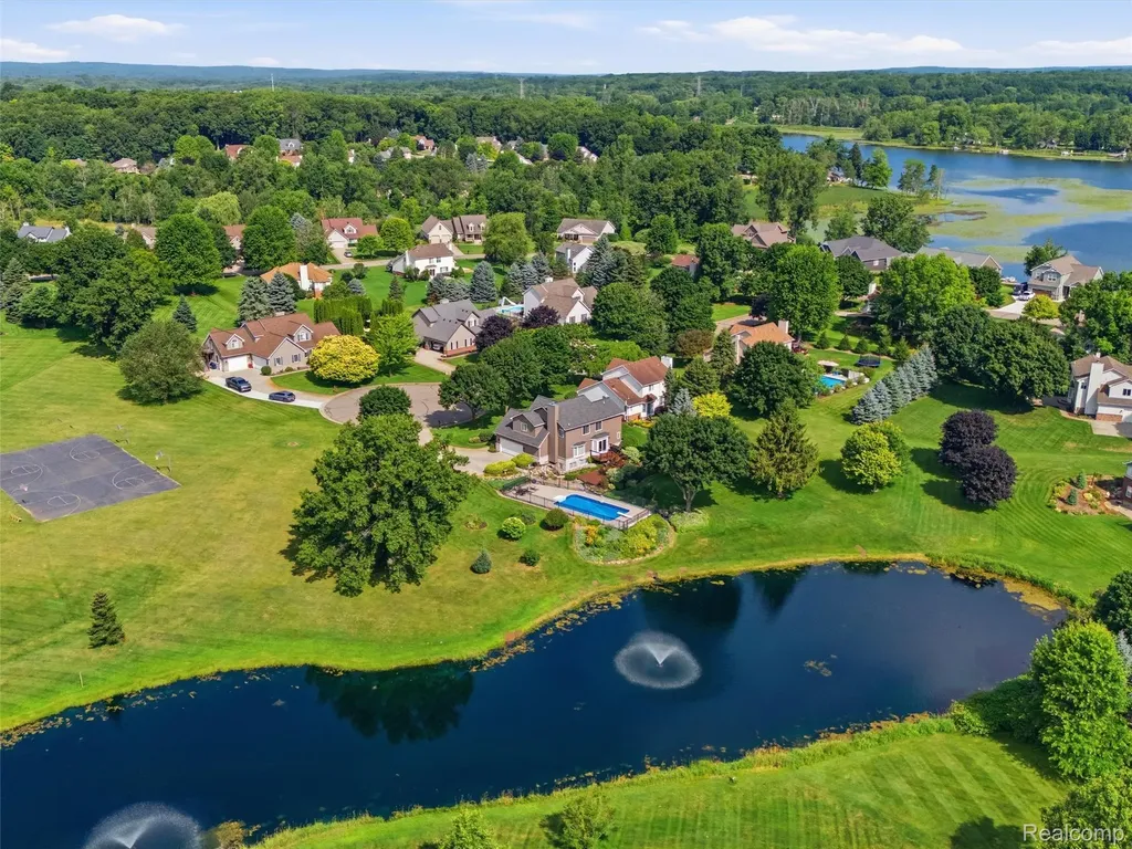 313 Moonlite Court Brandon Charter Township MI 48348