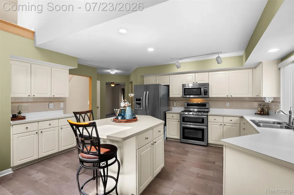 19550 Shorecrest Drive Clinton Charter Township MI 48038