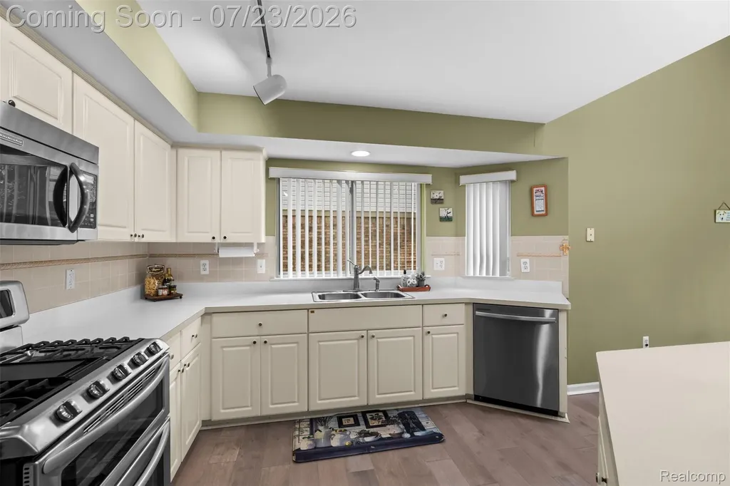 19550 Shorecrest Drive Clinton Charter Township MI 48038