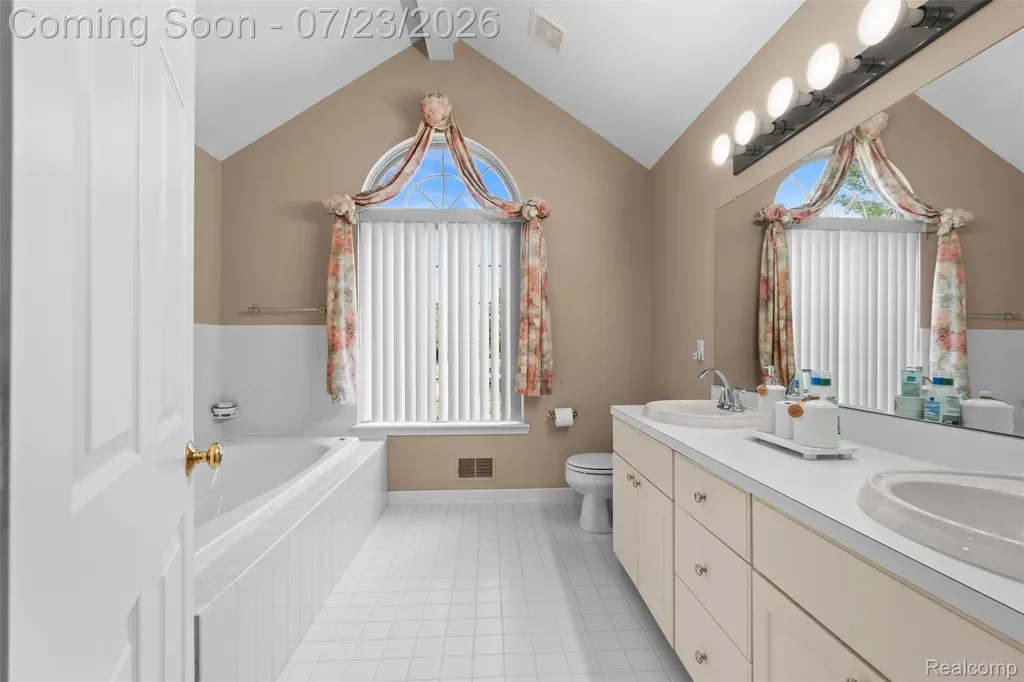 19550 Shorecrest Drive Clinton Charter Township MI 48038