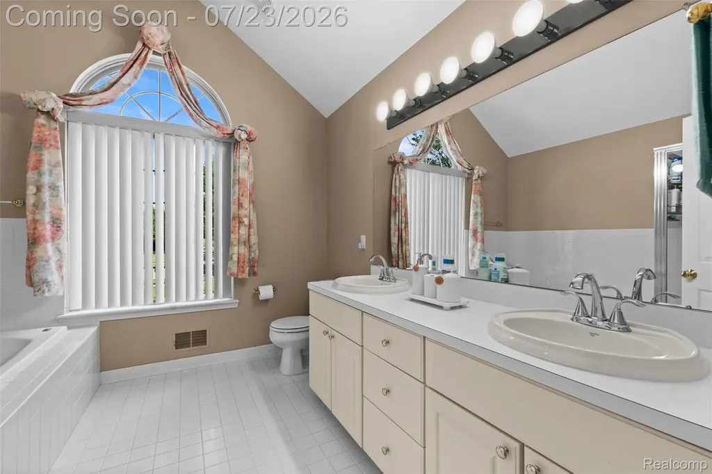 19550 Shorecrest Drive Clinton Charter Township MI 48038