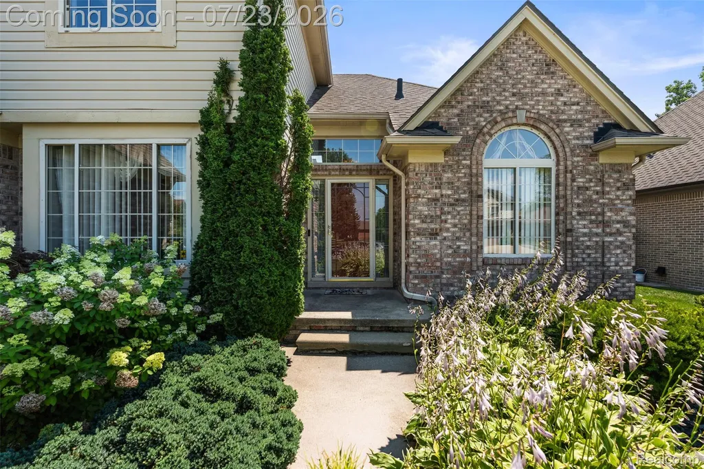 19550 Shorecrest Drive Clinton Charter Township MI 48038