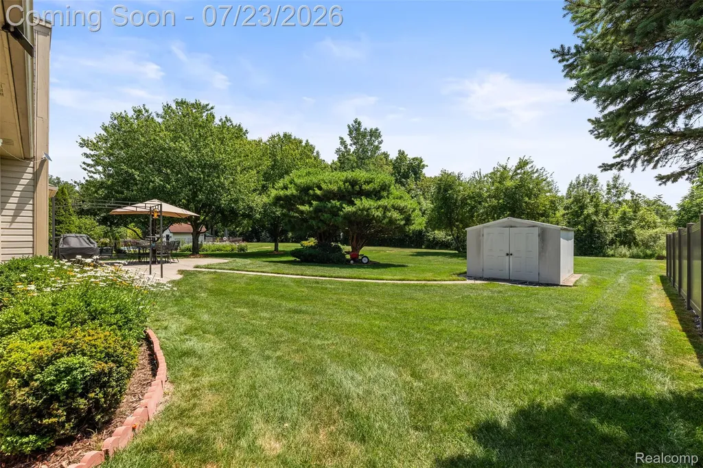 19550 Shorecrest Drive Clinton Charter Township MI 48038