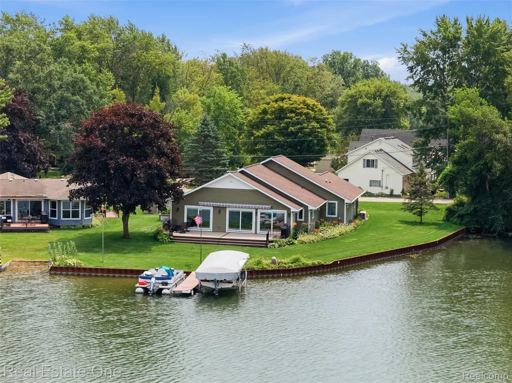 2939 Tamarack Lake Drive Hamburg Township MI 48169