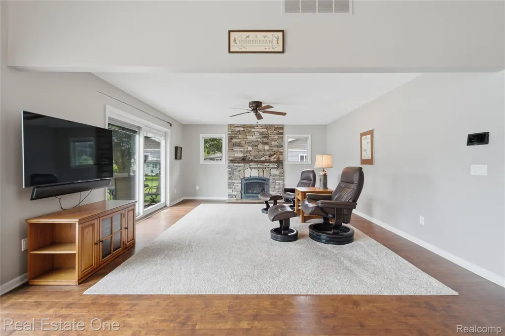 2939 Tamarack Lake Drive Hamburg Township MI 48169