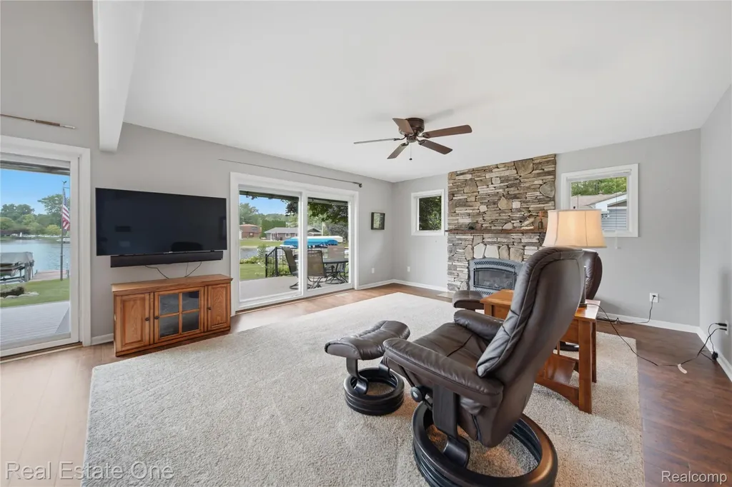 2939 Tamarack Lake Drive Hamburg Township MI 48169