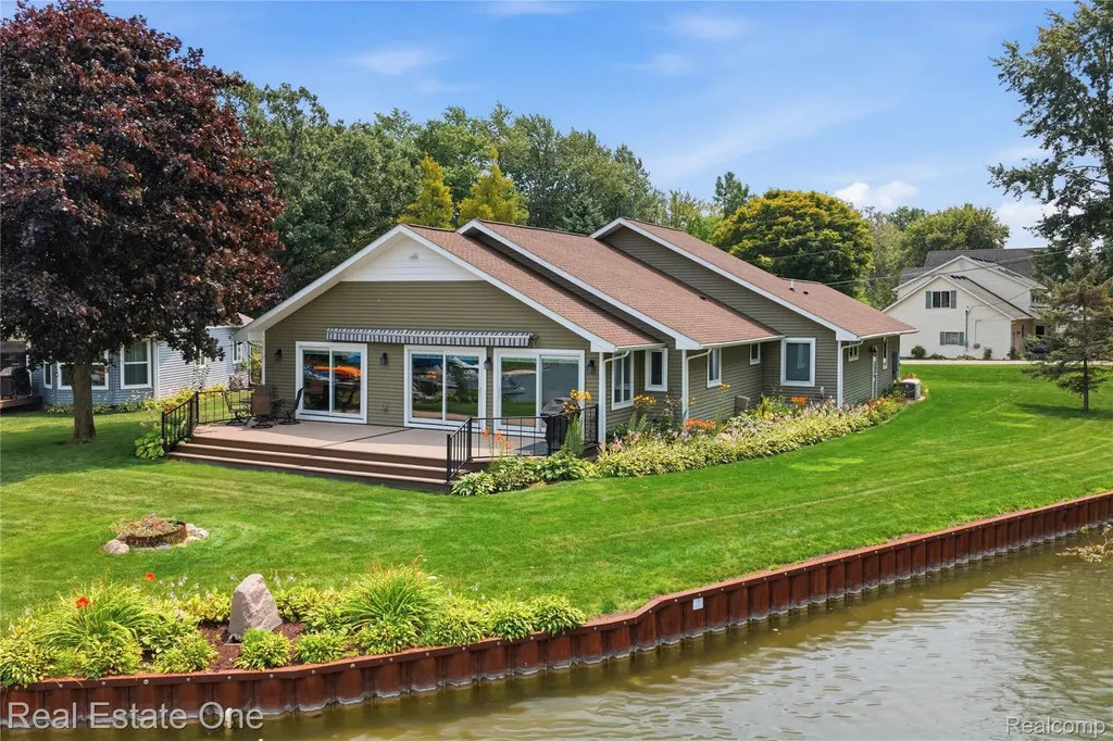 2939 Tamarack Lake Drive Hamburg Township MI 48169