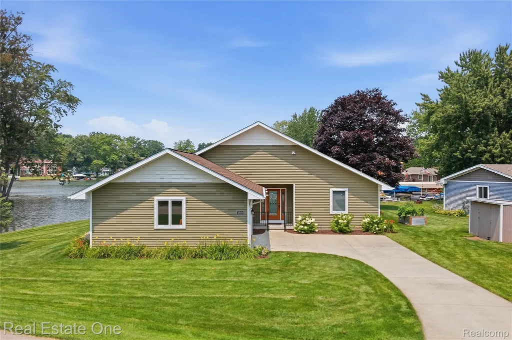 2939 Tamarack Lake Drive Hamburg Township MI 48169