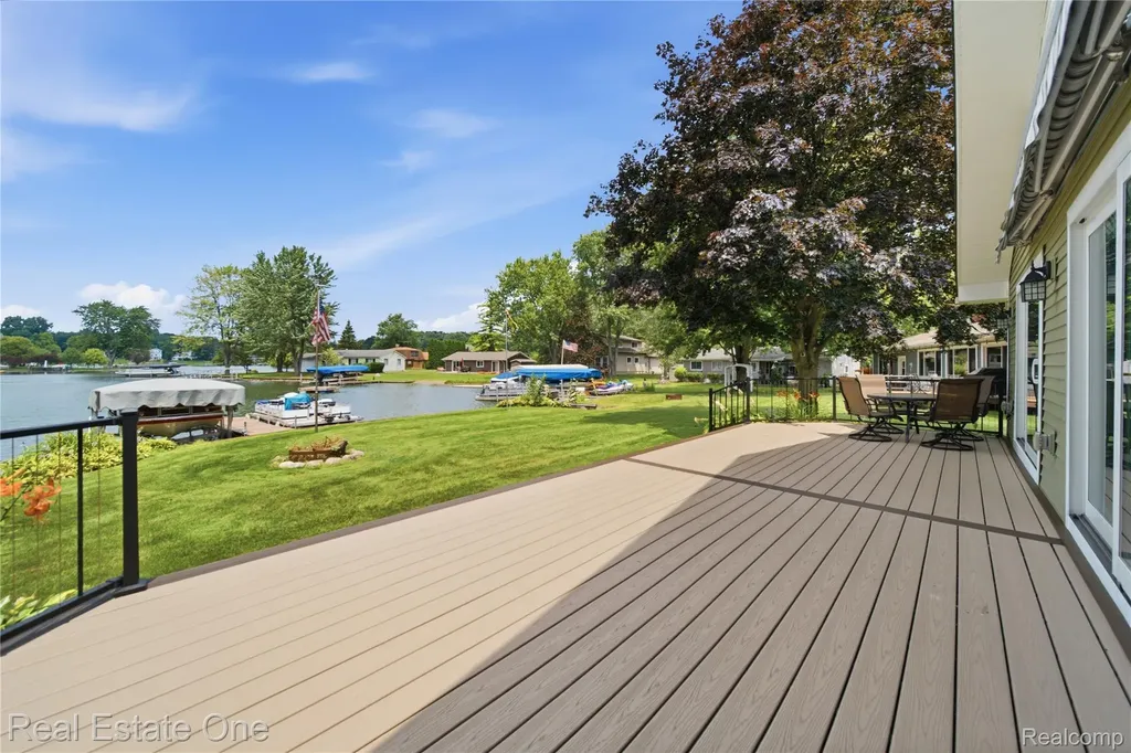 2939 Tamarack Lake Drive Hamburg Township MI 48169