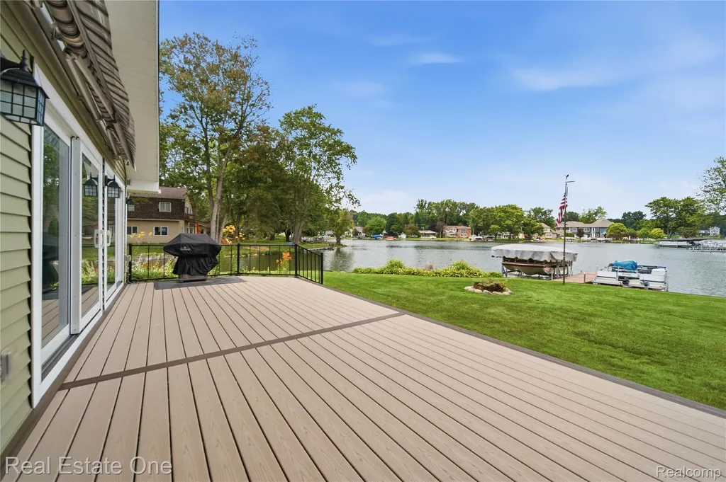 2939 Tamarack Lake Drive Hamburg Township MI 48169