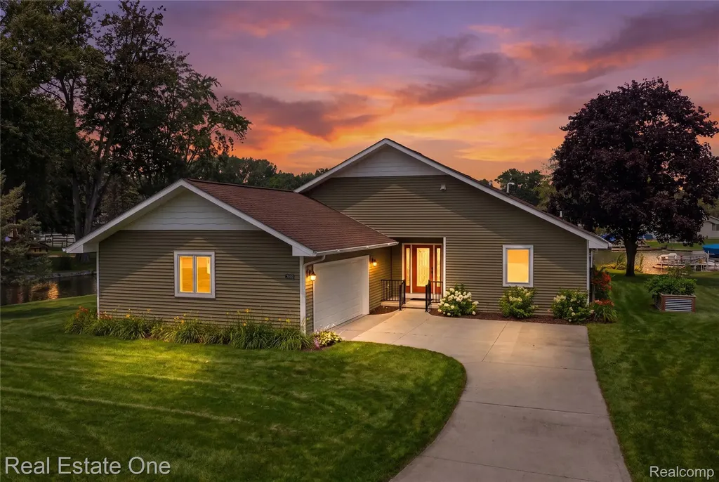 2939 Tamarack Lake Drive Hamburg Township MI 48169