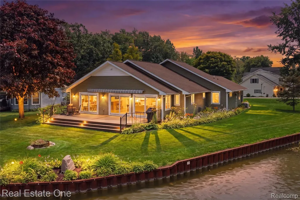 2939 Tamarack Lake Drive Hamburg Township MI 48169