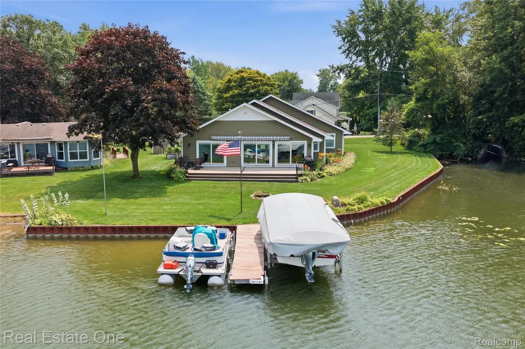 2939 Tamarack Lake Drive Hamburg Township MI 48169