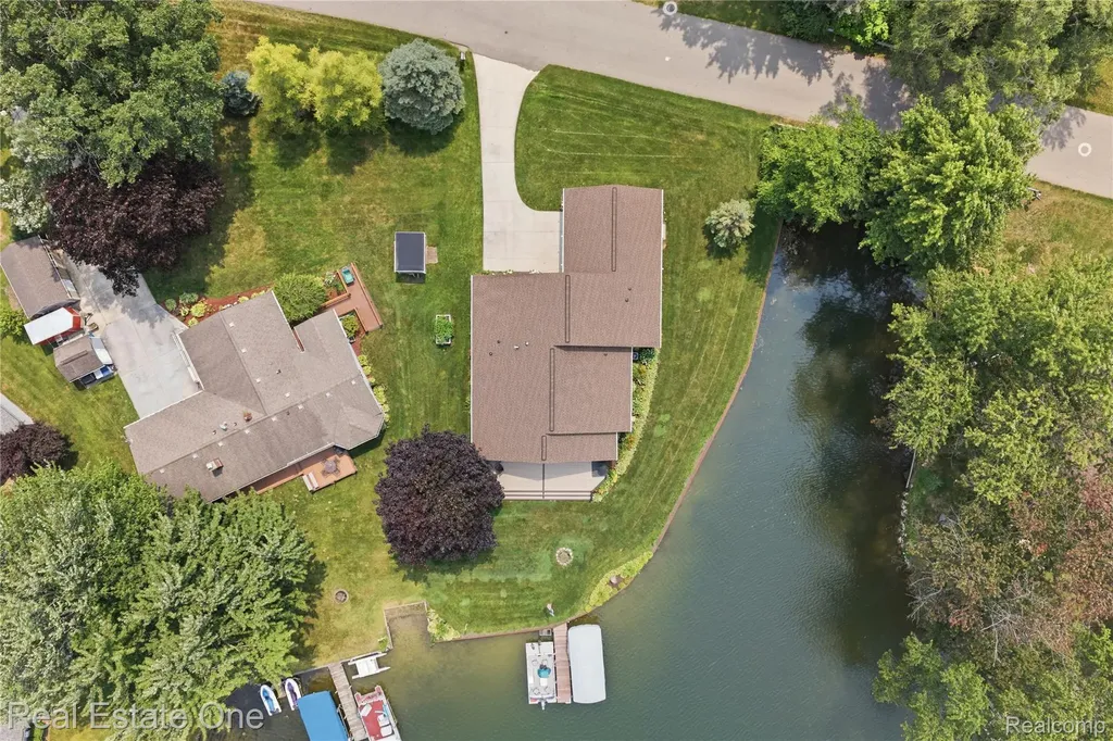 2939 Tamarack Lake Drive Hamburg Township MI 48169