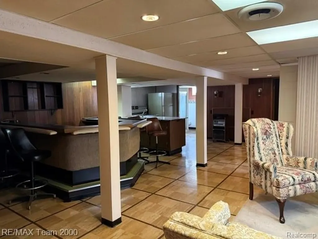 15195 Russell Avenue Allen Park City MI 48101