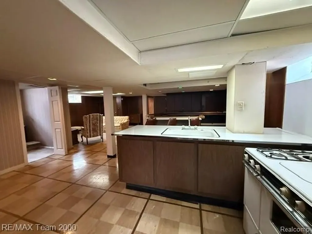 15195 Russell Avenue Allen Park City MI 48101