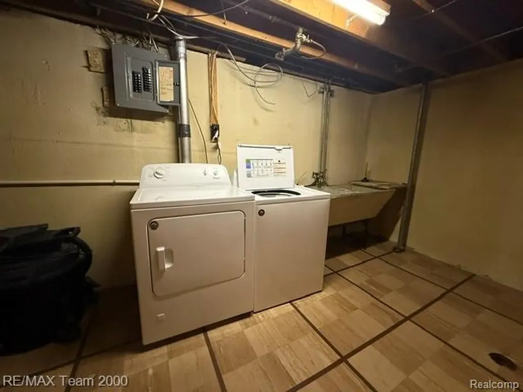 15195 Russell Avenue Allen Park City MI 48101