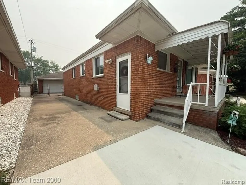 15195 Russell Avenue Allen Park City MI 48101