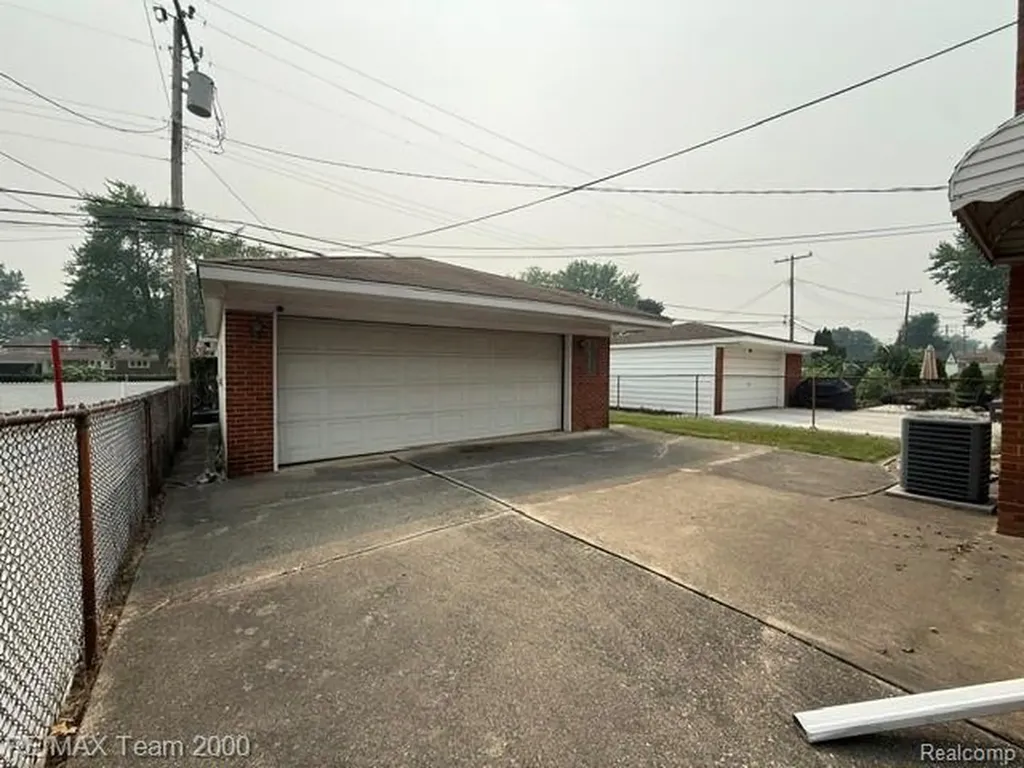15195 Russell Avenue Allen Park City MI 48101