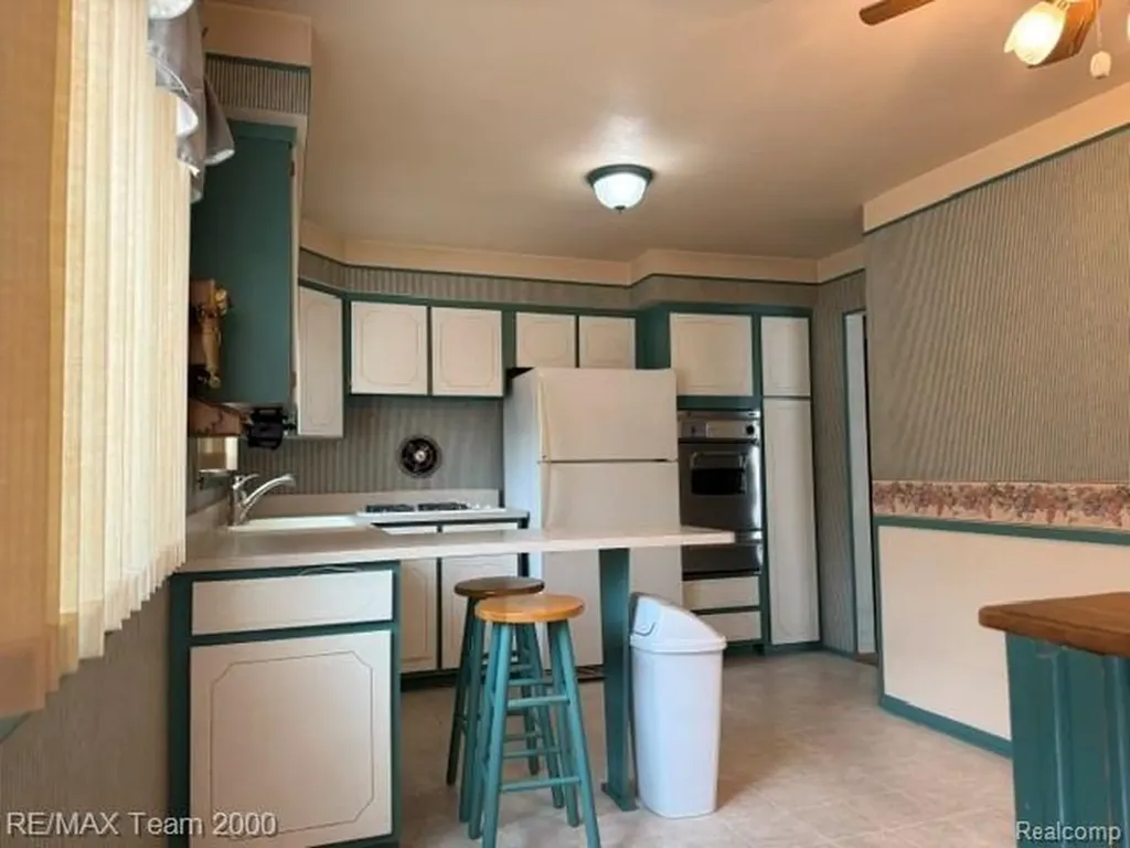 15195 Russell Avenue Allen Park City MI 48101
