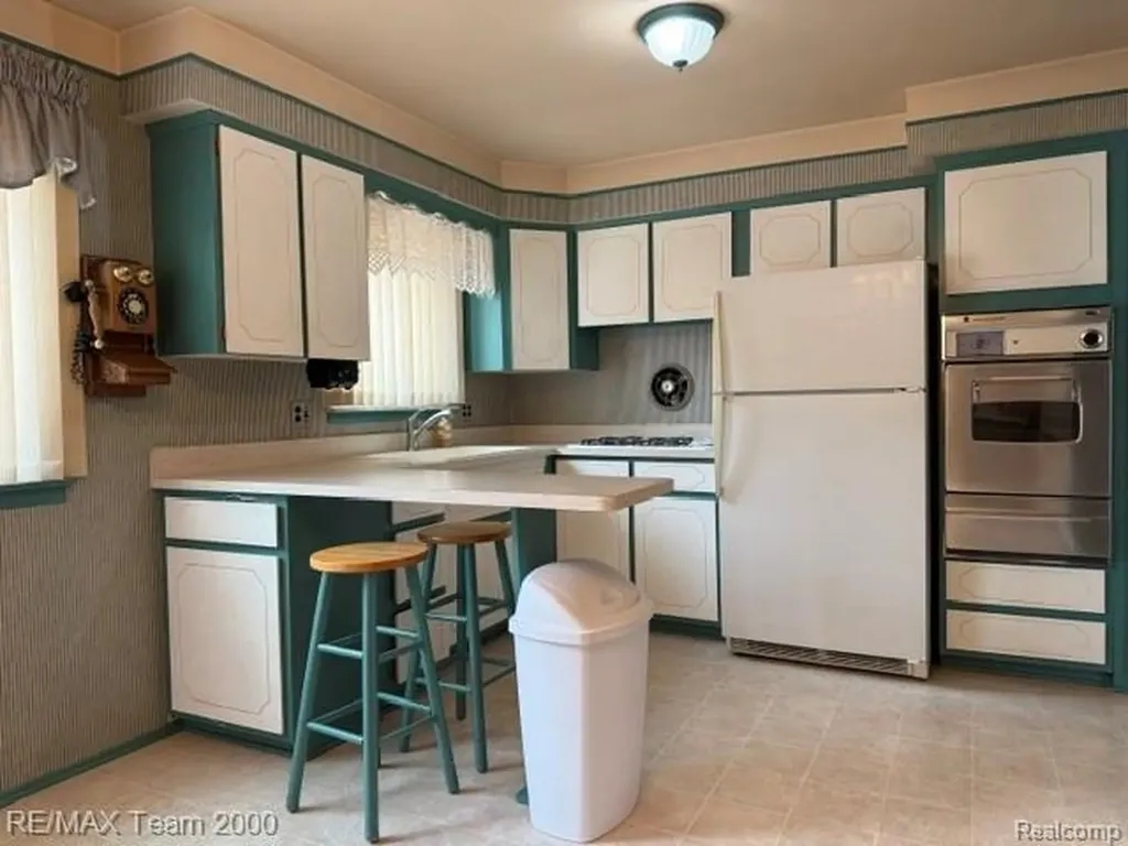 15195 Russell Avenue Allen Park City MI 48101