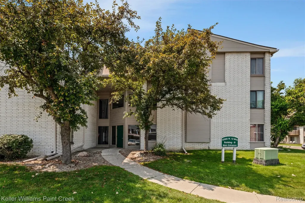 32005 W 12 Mile Road Farmington Hills City MI 48334