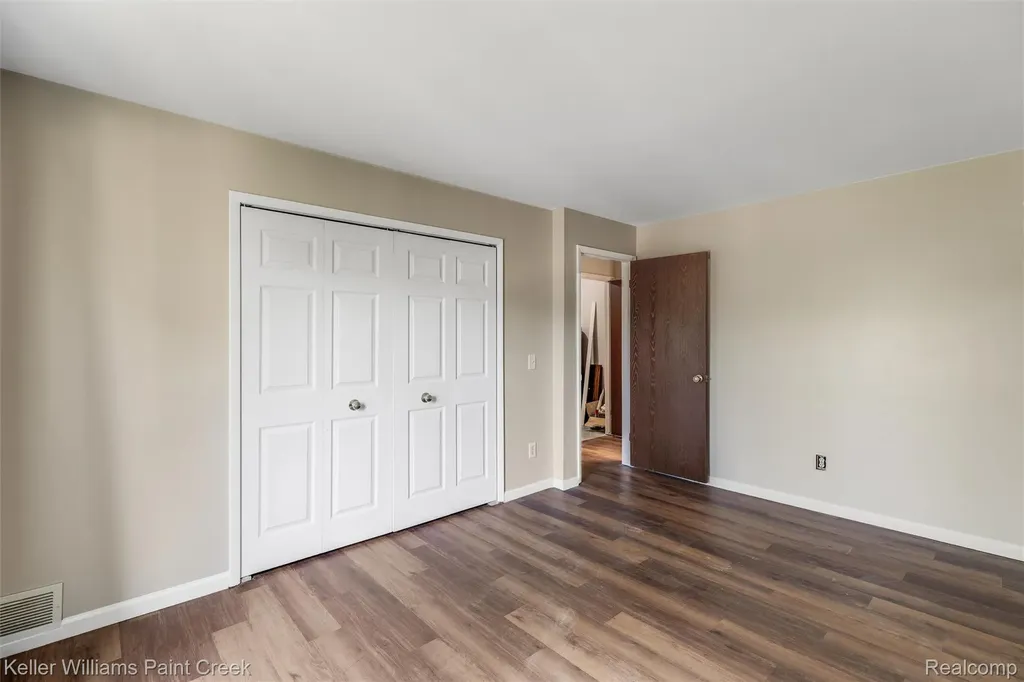 32005 W 12 Mile Road Farmington Hills City MI 48334