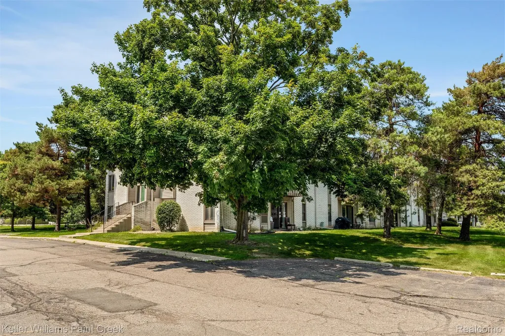 32005 W 12 Mile Road Farmington Hills City MI 48334