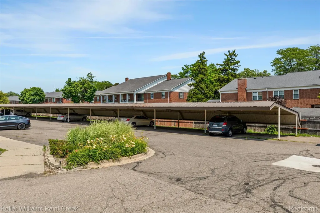 32005 W 12 Mile Road Farmington Hills City MI 48334