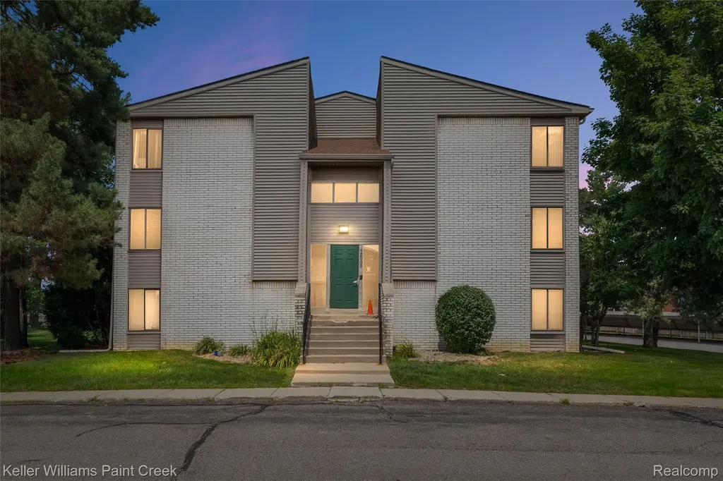 32005 W 12 Mile Road Farmington Hills City MI 48334