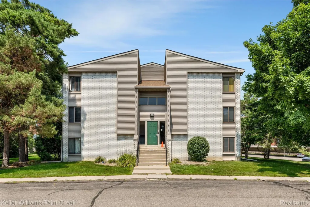 32005 W 12 Mile Road Farmington Hills City MI 48334