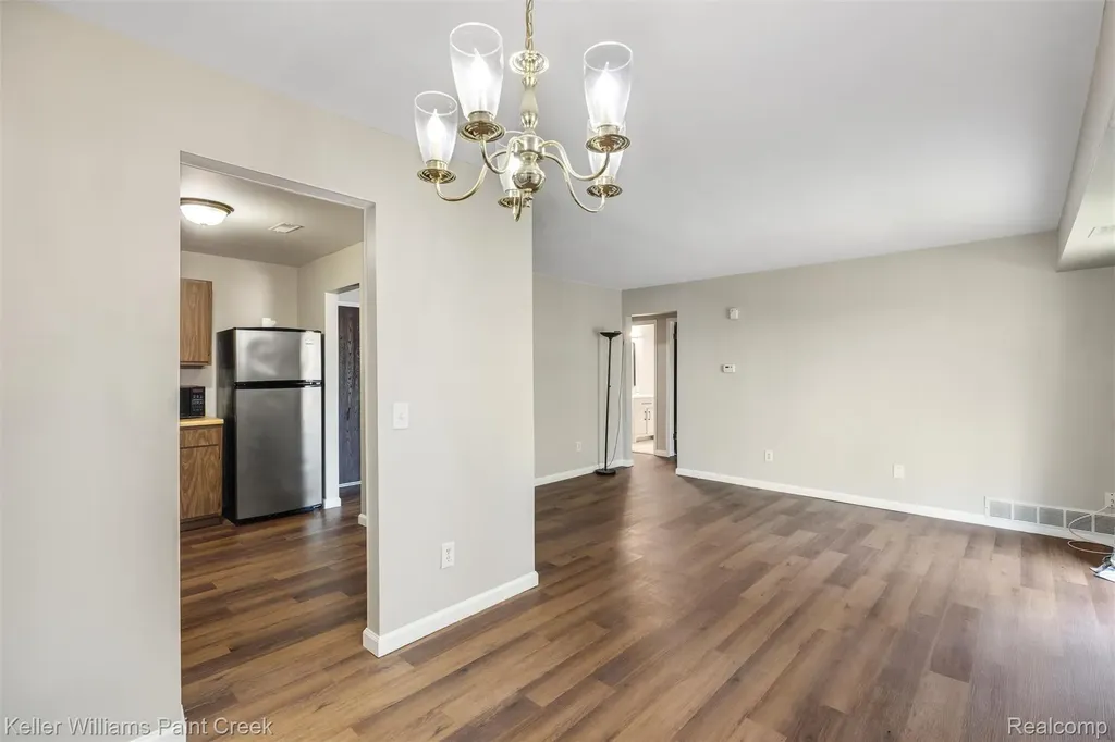 32005 W 12 Mile Road Farmington Hills City MI 48334