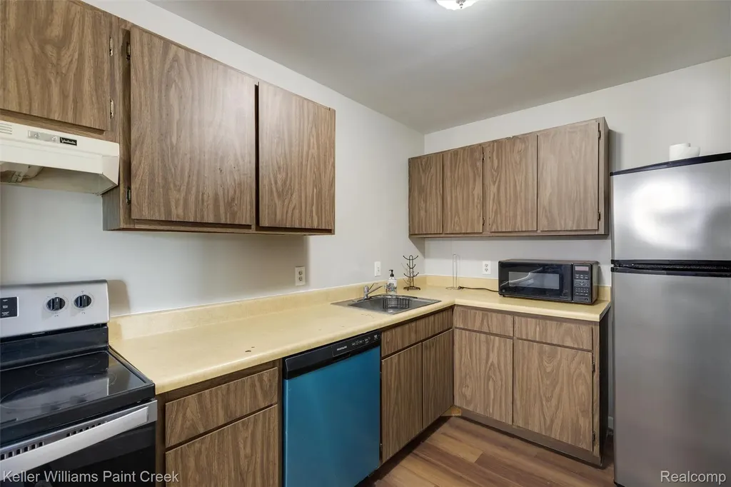 32005 W 12 Mile Road Farmington Hills City MI 48334