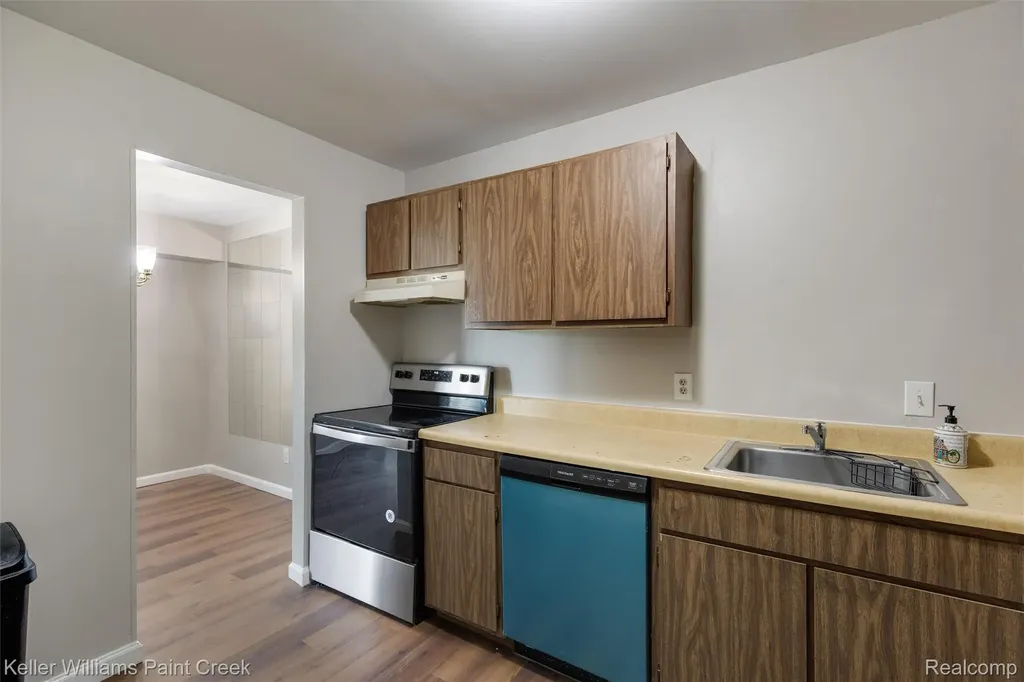 32005 W 12 Mile Road Farmington Hills City MI 48334