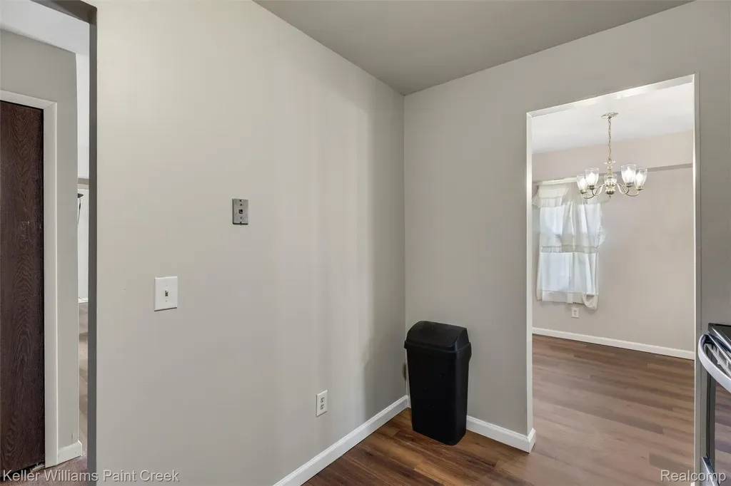 32005 W 12 Mile Road Farmington Hills City MI 48334