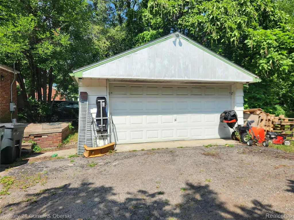915 E 14 Mile Road Clawson City MI 48017