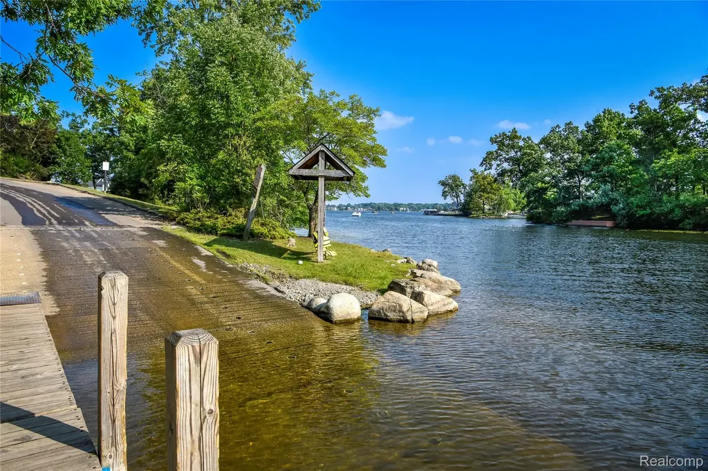 559 Heights Road Orion Charter Township MI 48362
