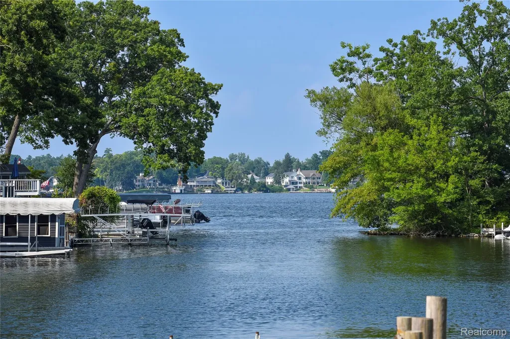 559 Heights Road Orion Charter Township MI 48362