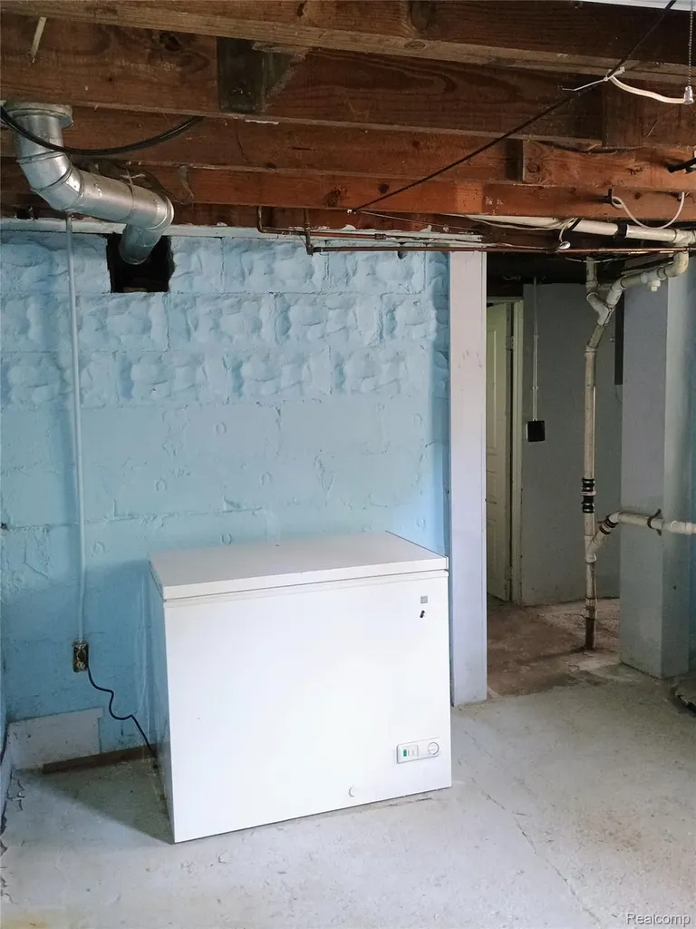 23 Spokane Drive Pontiac City MI 48341