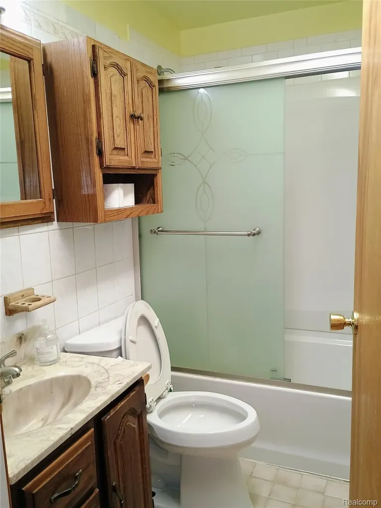 23 Spokane Drive Pontiac City MI 48341