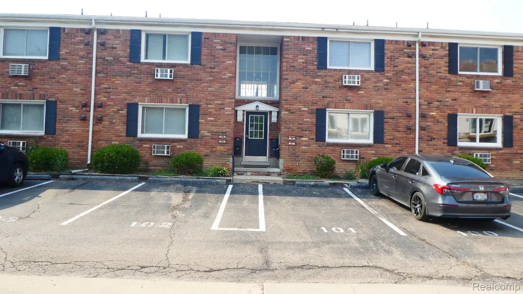 31831 Grand River Avenue Farmington City MI 48336