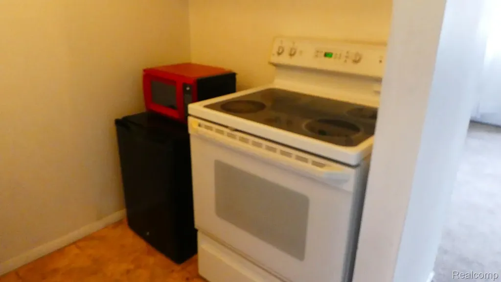 31831 Grand River Avenue Farmington City MI 48336